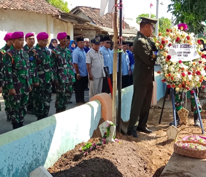 Di TPU Asembagus Secara Militer, Diiringi Tembakan Salvo