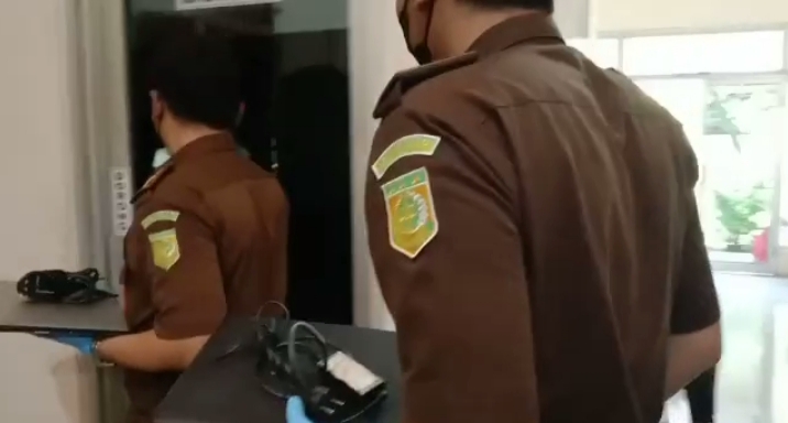Digeledah Kejaksaan Negeri Situbondo, Petugas Amankan Sejumlah Barang Bukti