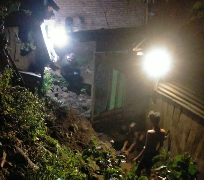 Diguyur Hujan Deras, Dapur Rumah Lansia di Situbondo Ambruk Tertimpa Longsoran Tanah