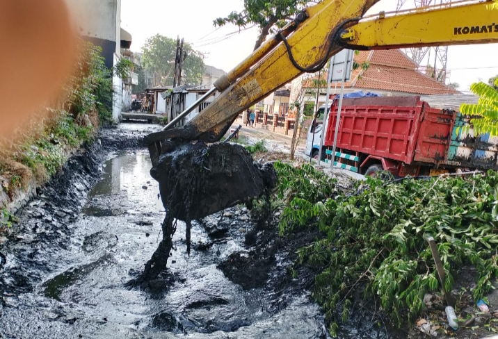 Dinas PUPR Lakukan Pekerjaan Normalisasi Sungai di Desa Sumberkedawung