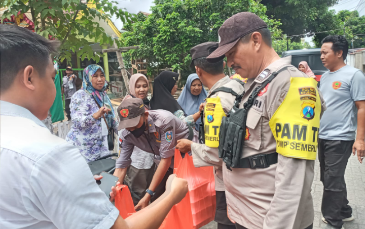 Dirbinmas Polda Jatim Bagikan Makan Siang Gratis