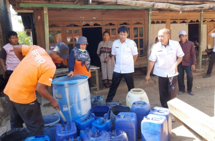 Atasi Kekeringan, Dusun Bendhusa Desa Jatisari Kecamatan Arjasa Disuplai 5.000 Liter Air Bersih PDAM