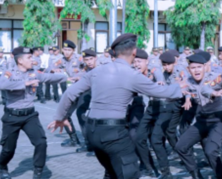 Upacara Tradisi Penyambutan Baja Ditandai Dengan Penyiraman Air Bunga di Halaman Mapolres Situbondo