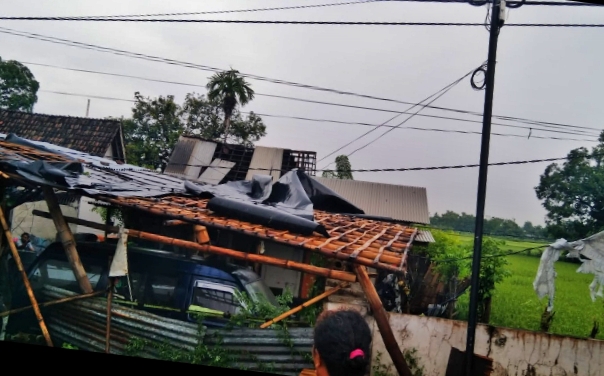 Dua Unit Rumah di Situbondo  Diterjang Angin Kencang dan Hujan Deras