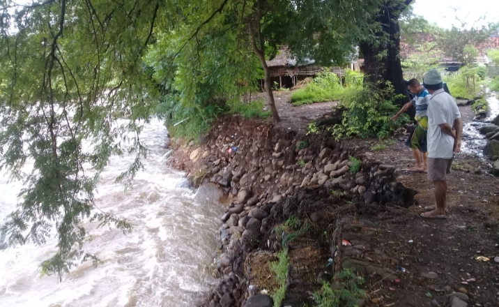 Diterjang Hujan Deras, Bronjong Sungai Basian Jatibanteng Jebol