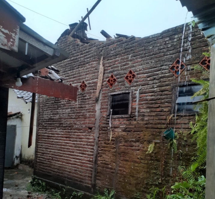 Diterjang Hujan Deras, Rumah Pasutri Lanjut Usia di Jember Ambruk