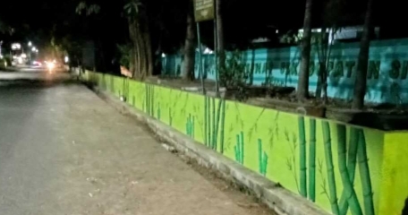 DLH Kabupaten Situbondo Lakukan Perbaikan dan Pengecatan Pot Bunga