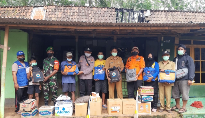 Dinas Sosial Situbondo Peduli, Dua Korban Kebakaran Rumah di Sumbermalang Dapat Bantuan