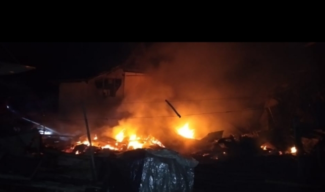 Diduga Akibat Korsleting Listrik, Dua Rumah di Kecamatan Panji Dilalap si Jago Merah