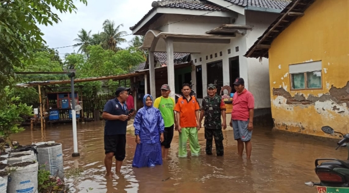 Dua Sungai Meluap dan Genangi Halaman Rumah Warga Kecamatan Banyuputih