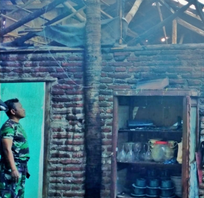 Dua Unit Rumah Pria Lansia di Kecamatan Banyuputih Dilalap si Jago Merah