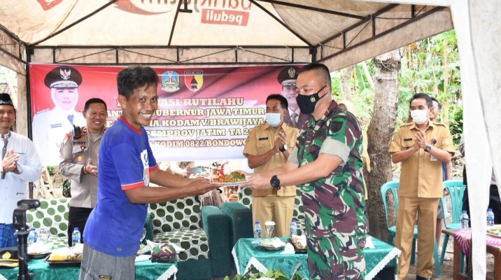 Babinsa Pos Koramil 0822/03 Taman Krocok Dukung Peningkatan Perekenomian di Wilayah