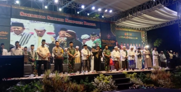 Dzikir bersama TNI dan KH Junaedi Al Baghdadi di Alun - alun Jember 