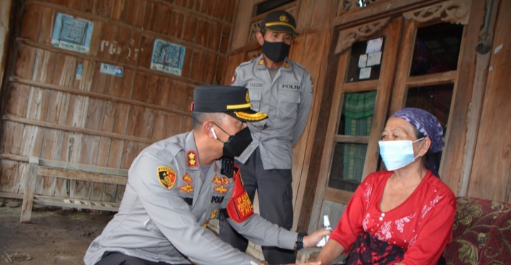 Kapolres Situbondo Door to Door Edukasi Vaksinasi Untuk Warga Lanjut Usia