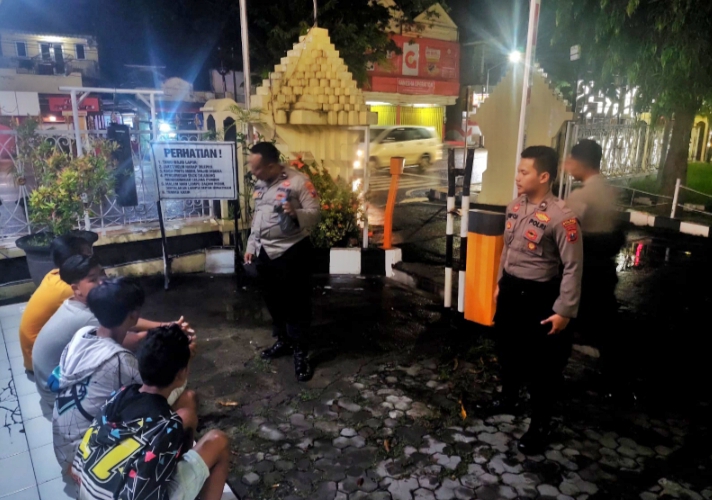 Empat Remaja Kepergok Pesta Minuman Keras, di Garuk Patroli Samapta Polres Situbondo