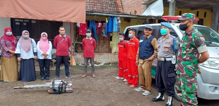 Lakukan Fogging, Forkopimca Bersama Puskesmas Besuki Antisipasi Demam Berdarah