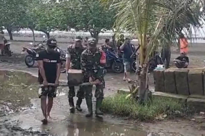 Babinsa Koramil 0823-09 Jangkar Bersama Warga Gelar Karya Bakti Pengurukan Jalan di Desa Jangkar