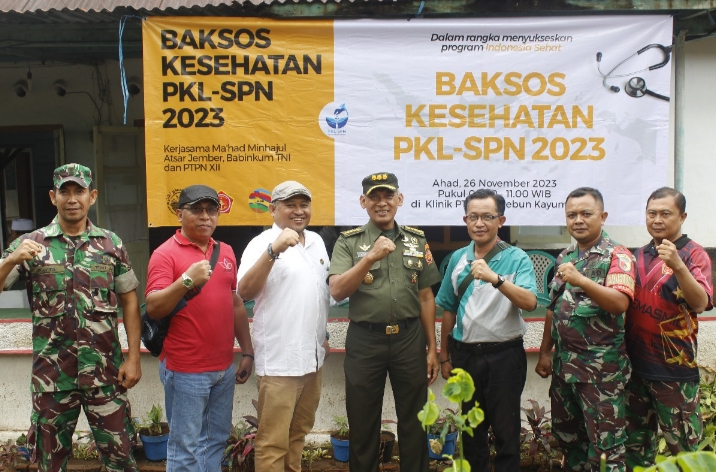 Gelar Pemeriksaan Kesehatan dan Sunatan Massal di Desa Kayu Mas Situbondo