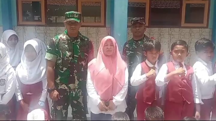 Babinsa Koramil 0823/16 Sumbermalang Gelorakan Semangat Cinta Tanah Air di SDN 4 Tlogosari