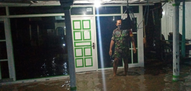 Genangan Air Laut dan Hujan Masuk ke Rumah Warga Desa Tanjung Pecinan