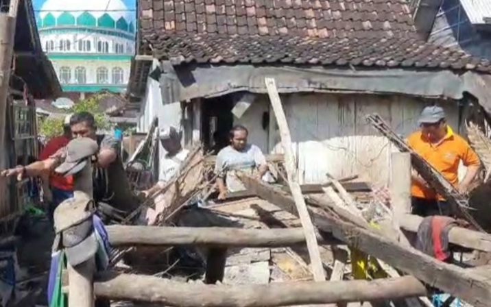 Gerak Cepat, Babinsa Koramil 0823/10 Arjasa Cek Lokasi Rumah Ambruk