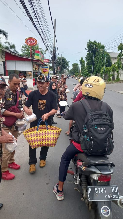 GM.FKPPI 1324 Jember, Berbagi Takjil yang Dikomandoi Langsung Oleh Ketua FKPPI Bambang Sugihono Spd