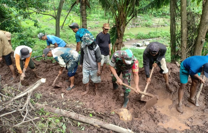 Babinsa Koramil 0823/14 Jatibanteng dan Warga Gotong Royong Bersihkan Jalan Alternatif