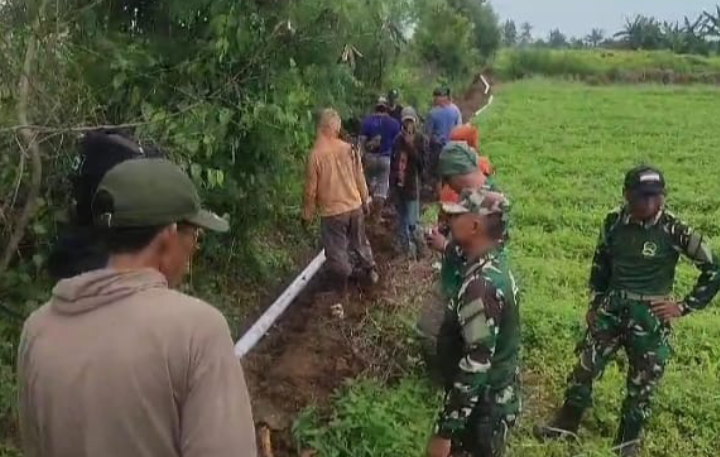 Gotong Royong Babinsa Koramil 0823/09 Jangkar dan Petani