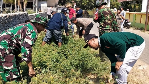 Gotong-Royong Bersama, Koramil 0823/09 Jangkar dan Masyarakat Bersatu Demi Kebersihan Lingkungan