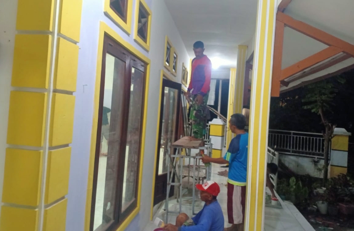 Anggota Pendim 0823 Situbondo Goro Bersama Warga Panji Lor Bersihkan Rumah Ibadah
