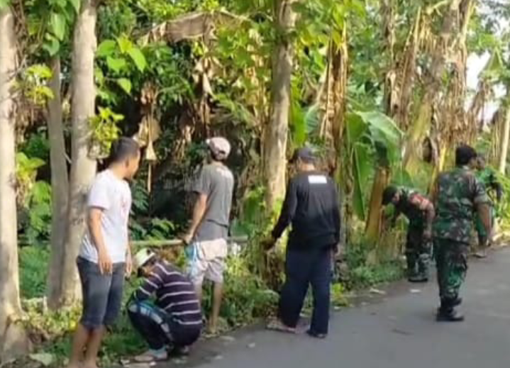 Personil Babinsa Koramil 0823/10 Arjasa Bersama Warga Gotong Royong Bersihkan Jalan Desa
