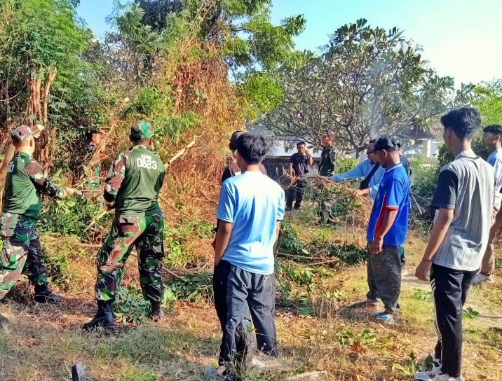Personel Koramil 0823/01 Kota Goro Bersihkan Makam Sambut Harjakasi dan HUT RI ke-79