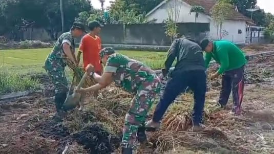 Gotong Royong Koramil 0823/04 Mangaran dan Warga Bersihkan Bantaran Sungai