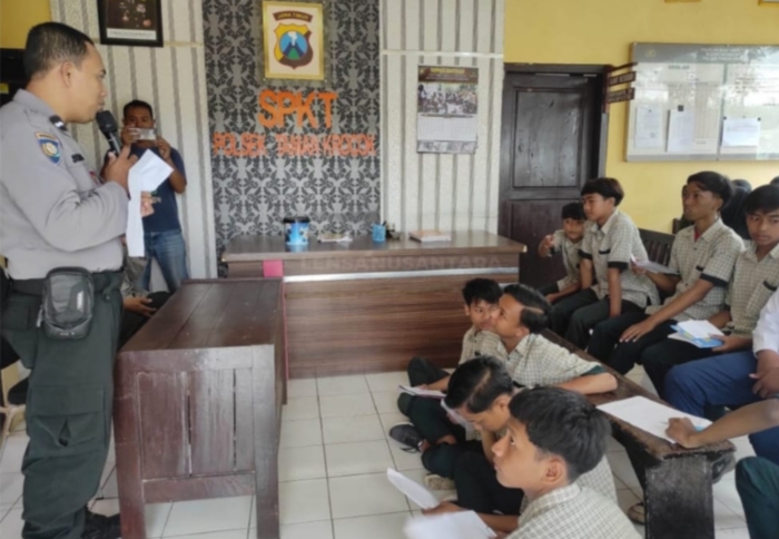 Mengenal Lebih Dekat Tentang Tugas Polisi Sehari-hari, SMPN 1 Taman Krocok Berkunjung ke Mapolsek