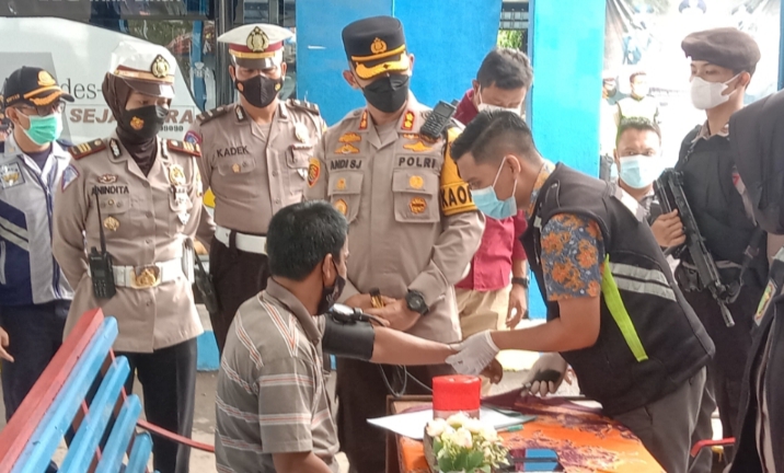 H-10 Hari Raya Idul Fitri 1443 H, Kapolres Situbondo Cek Keselamatan Kendaraan dan Kesehatan Sopir