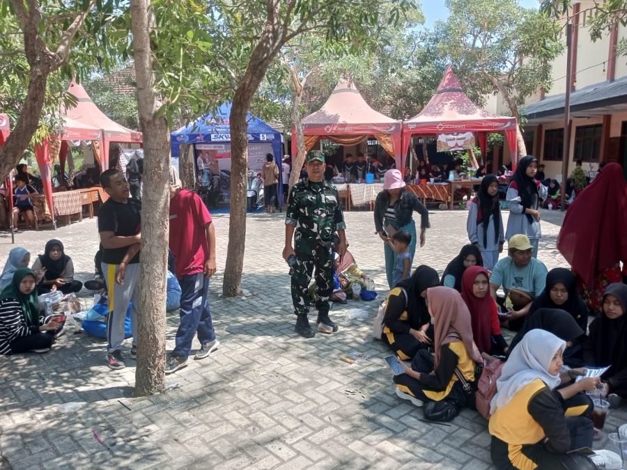Batuud Koramil 0823/06 Kendit Hadiri Panen Karya Pelajar Pancasila di SMK 1 Kendit