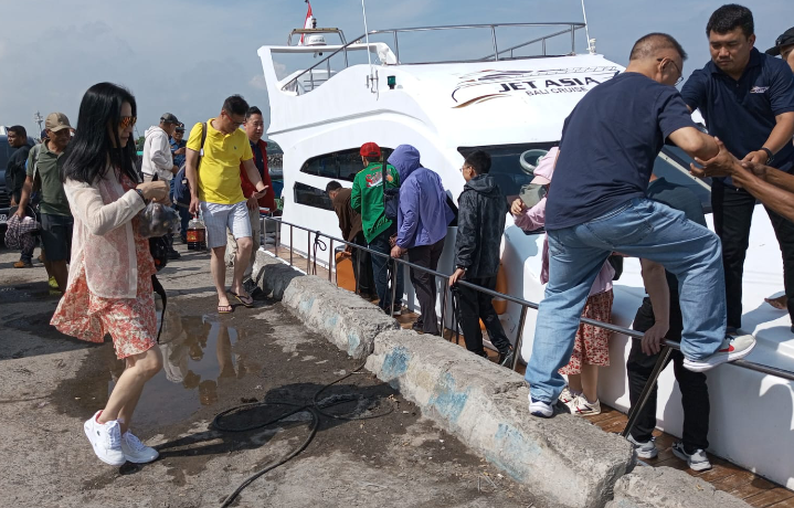 Haji  Lilur Sewa Kapal Yacht Mewah Ratusan Juta, Antar Mitra Usaha Balad Grup Tinjau Lokasi Keramba