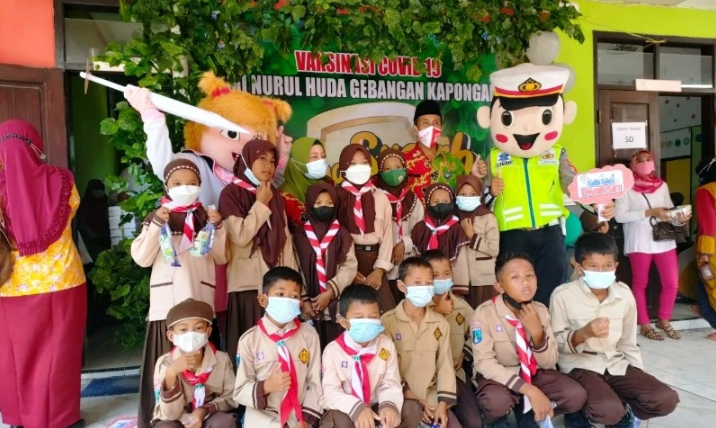 Satlantas Polres Situbondo Terjunkan Boneka Lalu Lintas, Hibur Para Murid Madrasah Ibtidaiyah Nurul