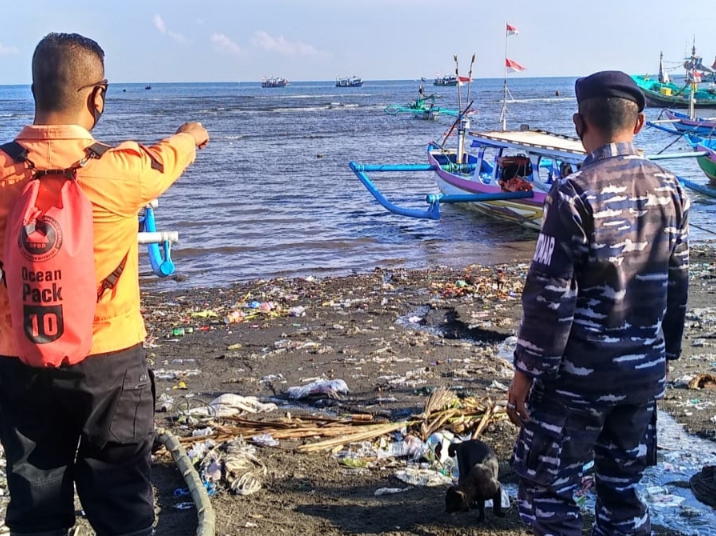 Hujan Deras dan Angin Kencang Terjang Perahu