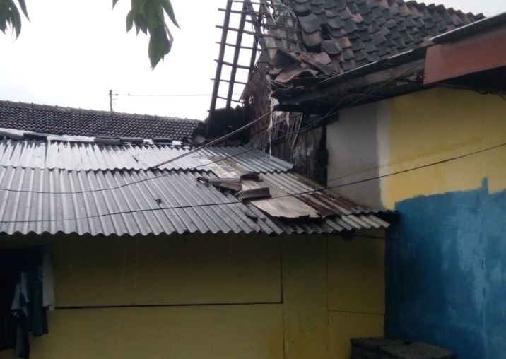 Hujan Deras dan Angin Kencang Terjang Belasan Rumah di Desa Demung Kecamatan Besuki