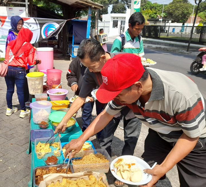 Indra Bayu Wayudi Bersama Relawan 01 Gelar Giat Jumat Berkah Di Jalan Lejen Sutoyo Kebonsari, Jember