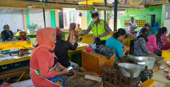 Ingatkan Prokes dan Tertib Lalu Lintas di Pasar Mangaran