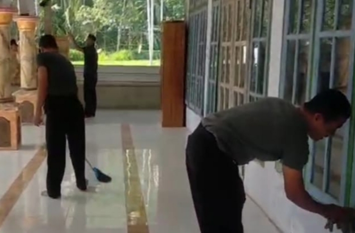 Jaga Kebersihan Masjid Anggota Koramil 0823/14 Jatibanteng Gelar Kerja Bakti 