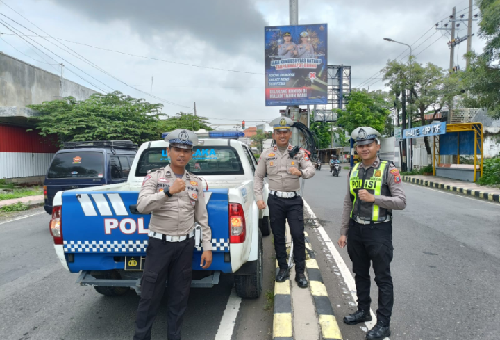 Jelang Tahun Baru, Satlantas Polres Situbondo Pasang Baner Imbauan 