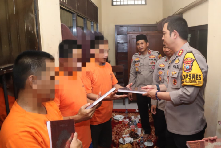 Jum'at Berkah, Kapolres Situbondo Ngaji dan Makan Bersama Para Tahanan