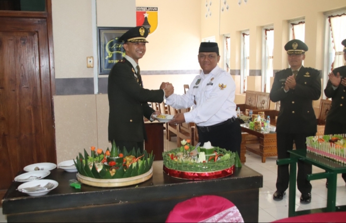 Kades Mojosari Asembagus Hadiri HUT TNI ke 77 di Makodim 0823