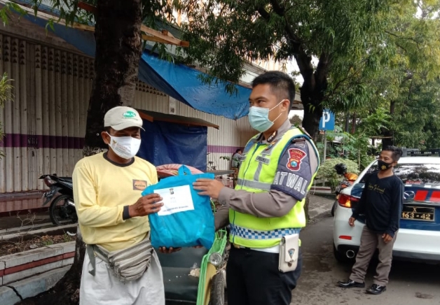 Kali Ini Giliran Tuna Wisma dan Abang Becak Terima Sembako di Tengah Pandemi Covid-19