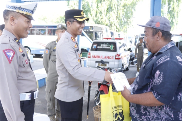 Kapolres Situbondo Bagi-Bagi Sembako Untuk Sopir Angkutan Umum