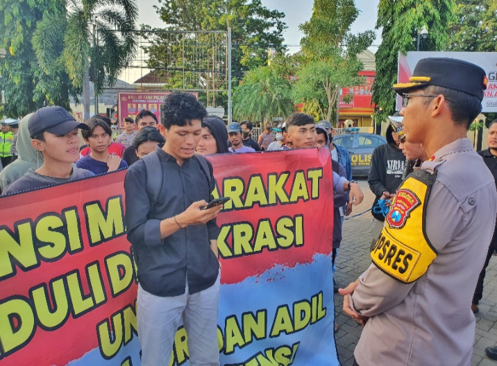 Kapolres Situbondo Bagikan Takjil kepada Massa Unras Aliansi Masyarakat Peduli Demokrasi