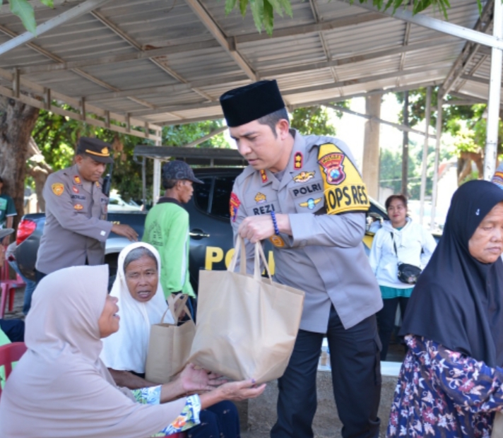 Kapolres Situbondo Beri Bantuan Warga Tidak Mampu di Kecamatan Besuki